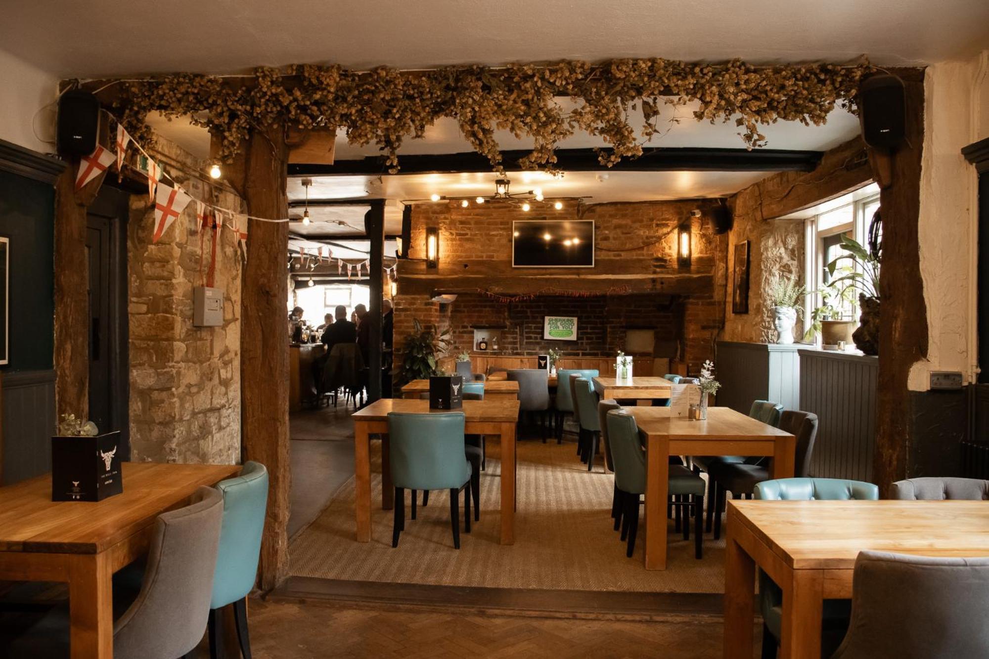 The Bull Hotel Батъл Екстериор снимка